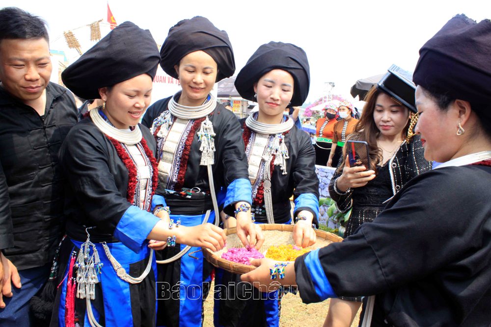 Nhà trai mời xôi nhà gái sau quãng đường dài rước dâu. 